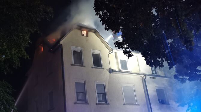 In Pfullingen steht ein Dachstuhl in Flammen.