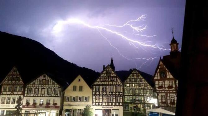 Blitze über dem Uracher Marktplatz.