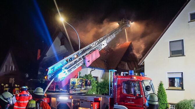 Blitzschlag löst Dachstuhlbrand aus - hoher Schaden