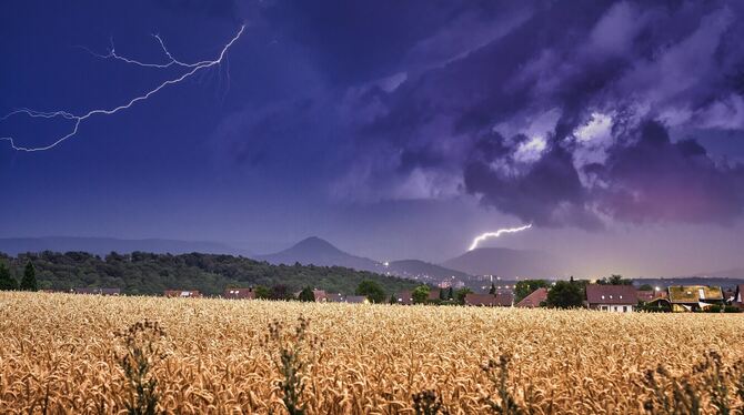 Blitze zucken über Reutlingen.