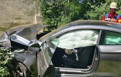 Nahezu unverletzt konnte der 83-jährige Fahrer des Unglückswagens aus seinem demolierten Auto steigen.