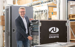 Sandro Walker, geschäftsführender Gesellschafter der Advanced Unibayte GmbH  in Metzingen,  führt ein mobiles Rechenzentrum vor.