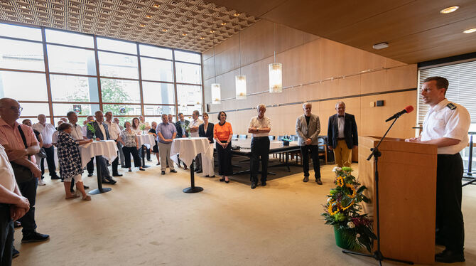 Stefan Hermann Feuerwehr Der neue Kommandant hält eine Rede, Gemeinderäte, Bezirksbürgermeister und Feuerwehrleute hören ihm zu.