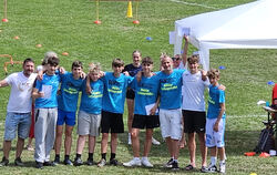 Die C-Junioren-Meisterspieler mit TSV Jugendleiter Marco Renner hatten richtig Spaß bei der Familienolympiade.  FOTO: VEREIN