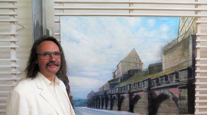 Dániel László im Gemeindezentrum Hohbuch vor einem seiner Gemälde. Die Mühlstraße in Tübingen war hier sein Motiv.  FOTO: STRÖHL