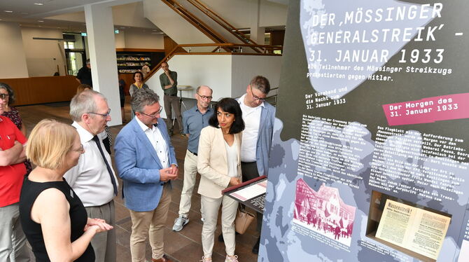 Gedenkkubus zum »Mössinger Generalstreik« im Rathaus: Museumsleiterin Franziska Blum, CDU-Fraktionssprecher Andreas Gammel, OB M