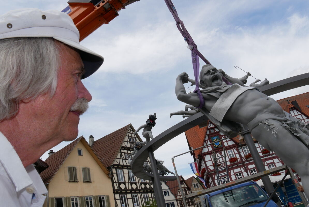 »Natürlich ist man immer ein bisschen nervös, wenn so ein Denkmal nach so langer Arbeit aufgestellt wird«, sagt Peter Lenk. Im B