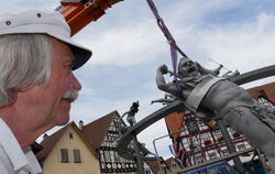 »Natürlich ist man immer ein bisschen nervös, wenn so ein Denkmal nach so langer Arbeit aufgestellt wird«, sagt Peter Lenk. Im B
