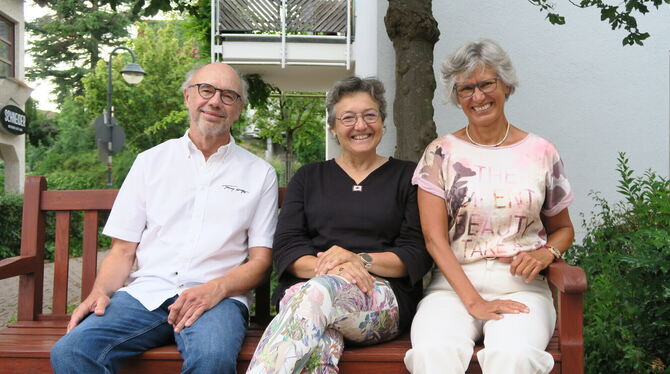 Werner Genth, Monika Koch und Christel Meixner (von links) sitzen auf einer Bank des Seniorenzentrums in der Ortsmitte Pliezhaus