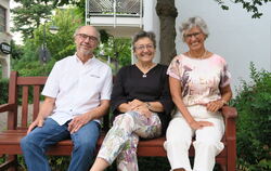 Werner Genth, Monika Koch und Christel Meixner (von links) sitzen auf einer Bank des Seniorenzentrums in der Ortsmitte Pliezhaus