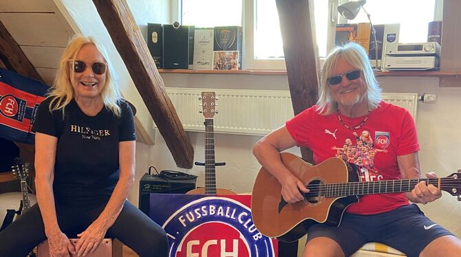 Doris und Jürgen Sturm nehmen in ihrem eigenen kleinen Dachstudio neckende Musikclips auf. FOTO: RUNGE