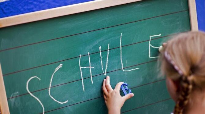 Zu wenig Zeit für Freunde, zu wenige Ruhephasen: Kinder empfinden Schule oft als schwere Belastung ihres Alltags. Foto: Arno