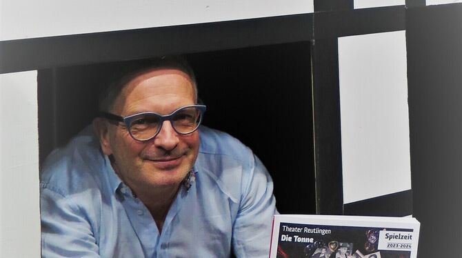 Enrico Urbanek, Intendant des Reutlinger Theaters Die Tonne, in der Sommertheater-Kulisse von »Romulus der Große« mit dem druckf Enrico Urbanek, Intendant des Reutlinger Theaters Die Tonne, in der Sommertheater-Kulisse von »Romulus der Große« mit dem druckf