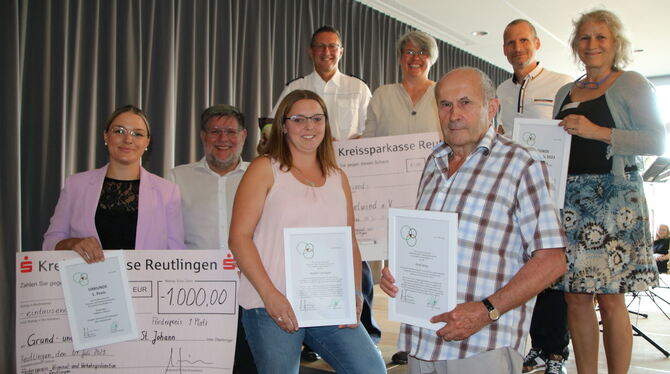 Ausgezeichnete Lebensretter und Projekte: Manuela Buck von der Grund- und Werkrealschule Würtingen (vordere Reihe von links), Fö Ausgezeichnete Lebensretter und Projekte: Manuela Buck von der Grund- und Werkrealschule Würtingen (vordere Reihe von links), Fö