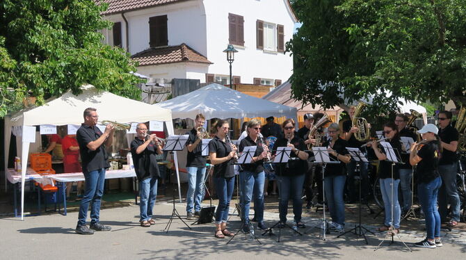 Der Musikverein Wannweil spielt zum Auftakt des Dorfstraßenfestes am Samstag im Ortskern. FOTOS: KLEIN Der Musikverein Wannweil spielt zum Auftakt des Dorfstraßenfestes am Samstag im Ortskern. FOTOS: KLEIN