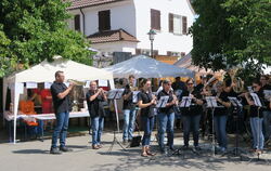 Der Musikverein Wannweil spielt zum Auftakt des Dorfstraßenfestes am Samstag im Ortskern.  FOTOS: KLEIN 