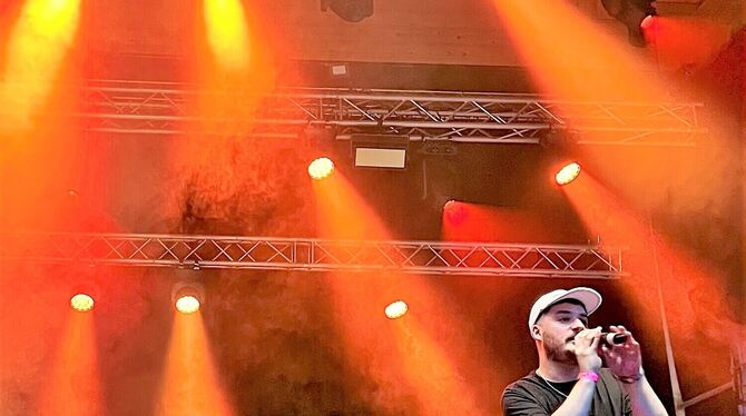 Singer-Songwriter Yrrre bei seinem Auftritt im Echaz-Hafen.  FOTO: KLOSE