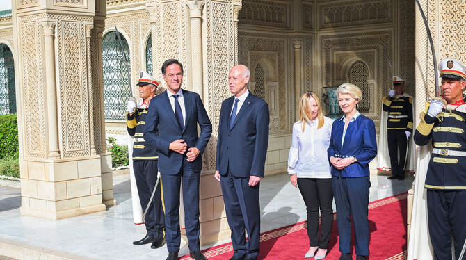 Kais Saied (2.v.l), Präsident von Tunesien, empfängt den niederländischen Premierminister Mark Rutte (l), die Präsidentin der Eu