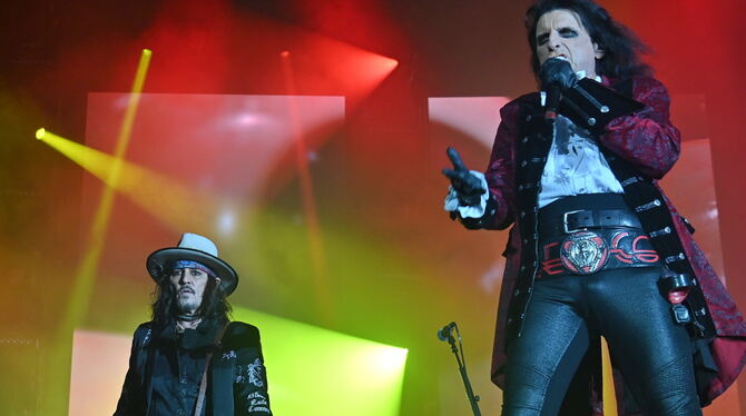 Sie trotzen stoisch jeglichen akustischen Stürmen: Die Piraten-Rock-Kapitäne Johnny Depp und Alice Cooper auf der Bühne, Pardon,