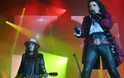 Sie trotzen stoisch jeglichen akustischen Stürmen: Die Piraten-Rock-Kapitäne Johnny Depp und Alice Cooper auf der Bühne, Pardon,