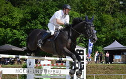 Gleich mit zwei Pferden im Großen Preis von Pfullingen auf Rang eins: Andreas Wittlinger aus Balingen, hier mit Kaschmir.  FOTOS
