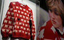 Lady Dianas Schäfchen-Pullover