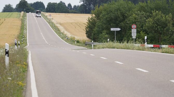 Schnurgerade: die Bundesstraße 465 zwischen Bremelau und Frankenhofen, wo das vermeindliche Fahrzeugrennen stattfand.  FOTO: LEN