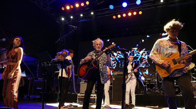 Jon Anderson (Mitte) wurde in Bad Doberan von Musikerinnen und Musikern der Paul Green Rock Academy begleitet.  FOTOS: MORAWITZK