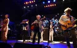 Jon Anderson (Mitte) wurde in Bad Doberan von Musikerinnen und Musikern der Paul Green Rock Academy begleitet.  FOTOS: MORAWITZK
