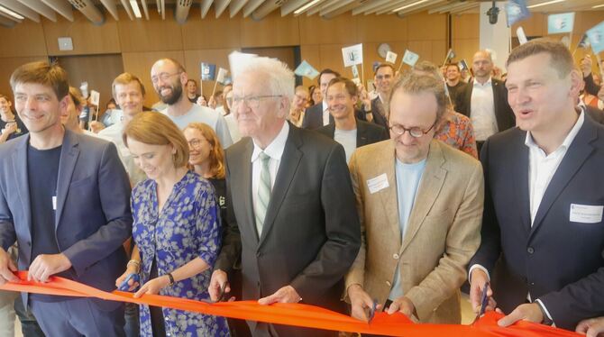 Ministerpräsident Winfried Kretschmann (Mitte) kam zur offiziellen Eröffnung des Tübinger AI Centers auf den MPI-Campus.  FOTO: