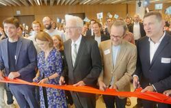 Ministerpräsident Winfried Kretschmann (Mitte) kam zur offiziellen Eröffnung des Tübinger AI Centers auf den MPI-Campus.  FOTO: 