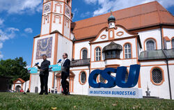 CSU-Spitzenpersonal in Bayern: Alexander Dobrindt (rechts) und Markus Söder (CSU) vor Kloster Andechs.  FOTO: HOPPE/DPA