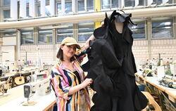 Modedesignerin Meri Mamaladze im Nähsaal der Texoversum Fakultät Textil der Hochschule Reutlingen.