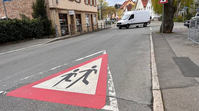 In der Gönninger Straße soll ein Fußgängerüberweg den Schulweg zum Gymnasium sicherer machen.  FOTO: SAUTTER