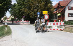 Kenan Frasch (rechts) und sein Kumpel Micha nutzten den Radweg (rechts hinter der Leitplanke) von Mähringen. Wo sie stehen, wird