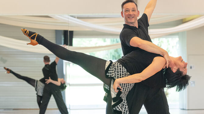 Marina und Alexander Engel sind nicht nur im Tanzsaal ein Traumpaar. Trotzdem läuft nicht immer alles rund. FOTO: SCHANZ Marina und Alexander Engel sind nicht nur im Tanzsaal ein Traumpaar. Trotzdem läuft nicht immer alles rund. FOTO: SCHANZ