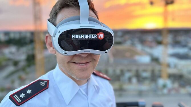 Feuerwehrmann mit Virtual-Reality Brille