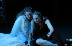Performerin Sabine Scherbel (links) und Sängerin Viktoriia Vitrenko in dem Musiktheaterstück "Vox ex nihilo" im Theaterhaus.