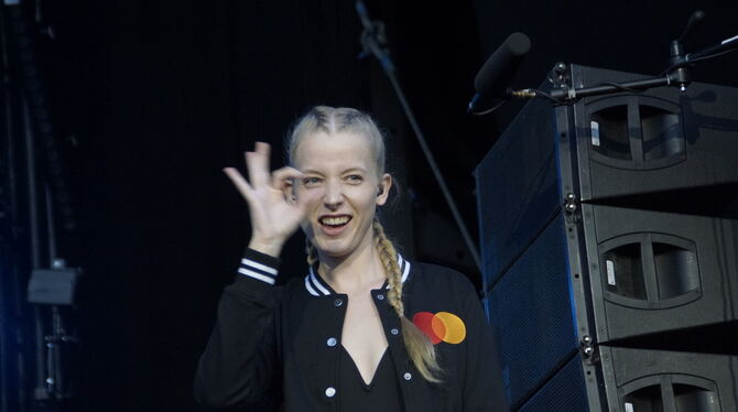 Deaf Performerin Cindy Klink rappt in Gebärdensprache.