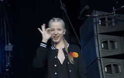 Deaf Performerin Cindy Klink rappt in Gebärdensprache.