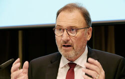  Joachim Walter (CDU), Tübinger Landrat und  Präsident des Landkreistags von Baden-Württemberg, fordert eine Arbeitspflicht für 