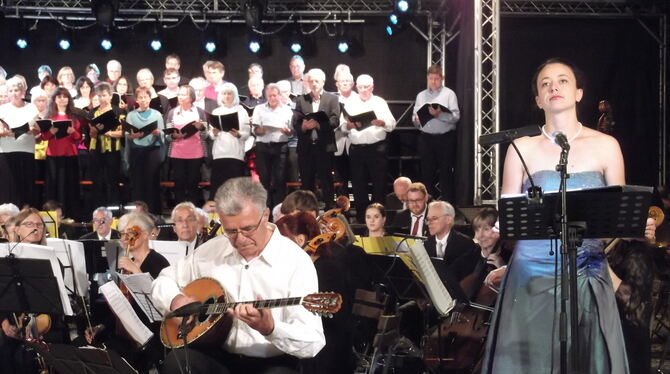 Nikos Hatziliadis, Mirjam Kapelari, Tübinger Ärzteorchester und Konzertchor Reutlingen auf der Tübinger Sudhaus-Waldbühne.