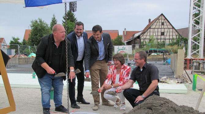 Legten gemeinsam den Grundstein (von links): Architekt Jochen Schmid, Marc Böhringer und Arthur Schimanski (Bruderhaus-Diakonie)