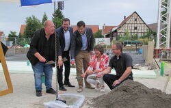 Legten gemeinsam den Grundstein (von links): Architekt Jochen Schmid, Marc Böhringer und Arthur Schimanski (Bruderhaus-Diakonie)