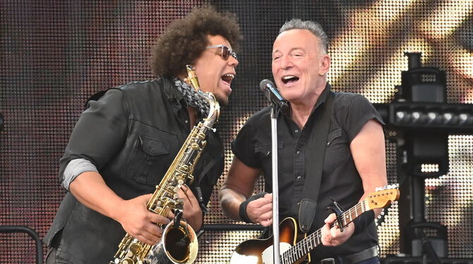 Bruce Springsteen (rechts) und Saxofonist Jake Clemons von der E Street Band.  FOTO: MEYER