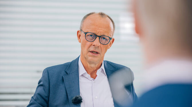 Der CDU-Vorsitzende Friedrich Merz hat mit Äußerungen über eine mögliche Zusammenarbeit mit der AfD auf kommunaler Ebene für Em