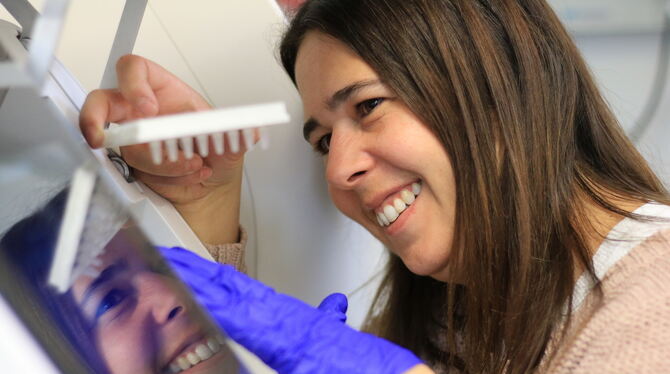 Inês Castro, Leiterin des Labors molekulare Biomedizin, bestückt die neue Sequenziermaschine mit biologischen Proben.  FOTOS: MÜ