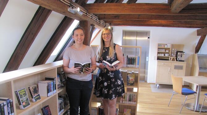 Gemeindebücherei in Walddorfhäslach, links ist Jana Bade und rechts im Kleid die Leiterin Kathrin Löffler. FOTO: MÜLLER