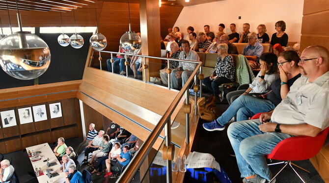 Vollbesetzte Zuschauerränge und -reihen bei der Mössinger Gemeinderatssitzung zumThema Flüchtlingsunterkunft.  FOTO: MEYER