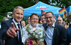 Nach seiner Wahl in Sonneberg wurde der erste AfD-Landrat Robert Sesselmann (Mitte) auch von AfD-Landeschef Björn Höcke (links) 